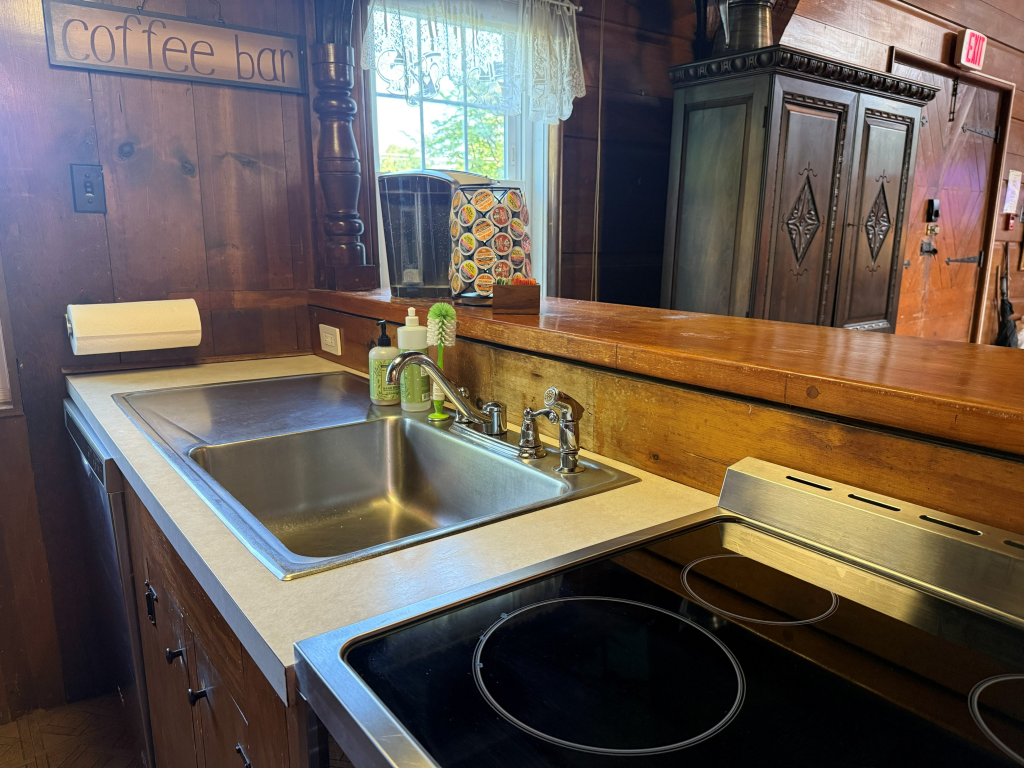 Entire Lodge Rental Storm King Lodge Kitchen with Electric Stove