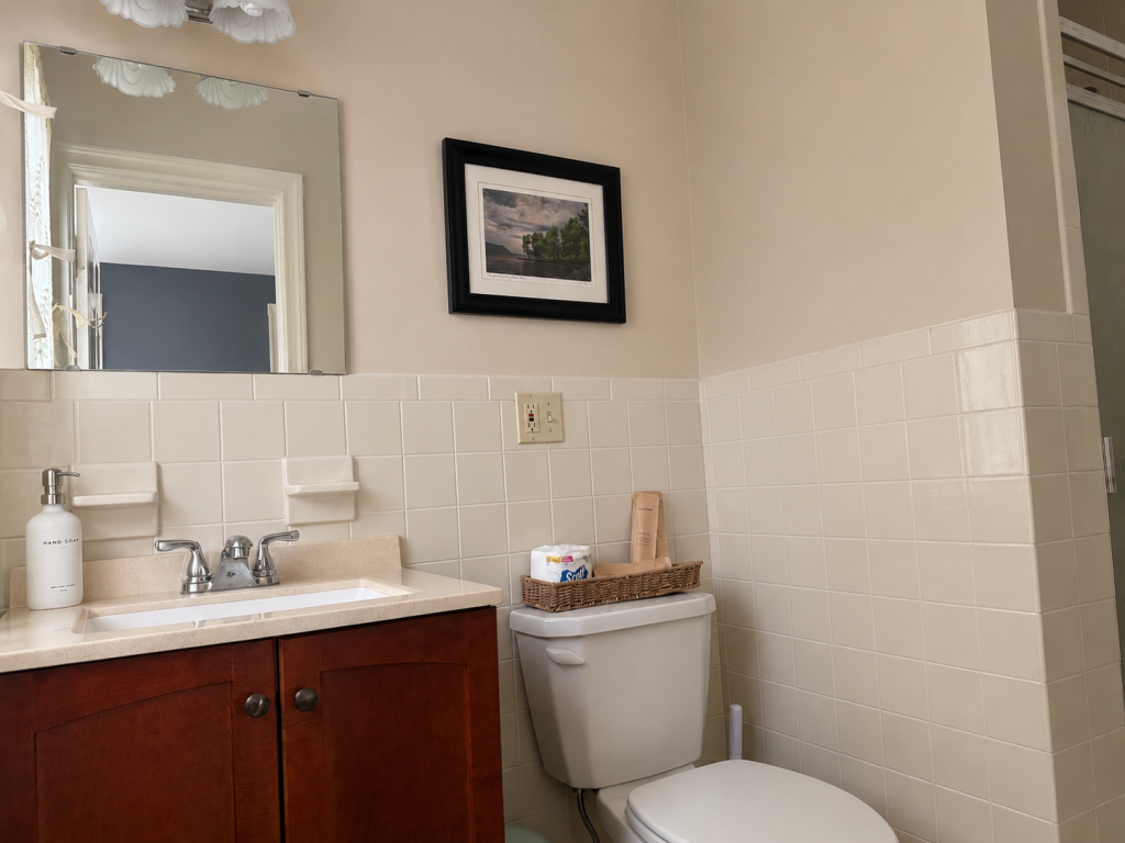 Entire Lodge Rental Storm King Lodge Room 3 Bathroom with Shower